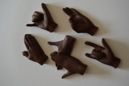 S výukou znakové řeči může pomoci čokoláda od neslyšících z Brna